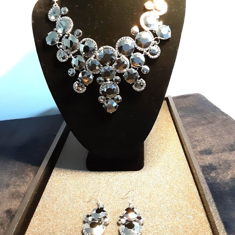 Necklace and earring set